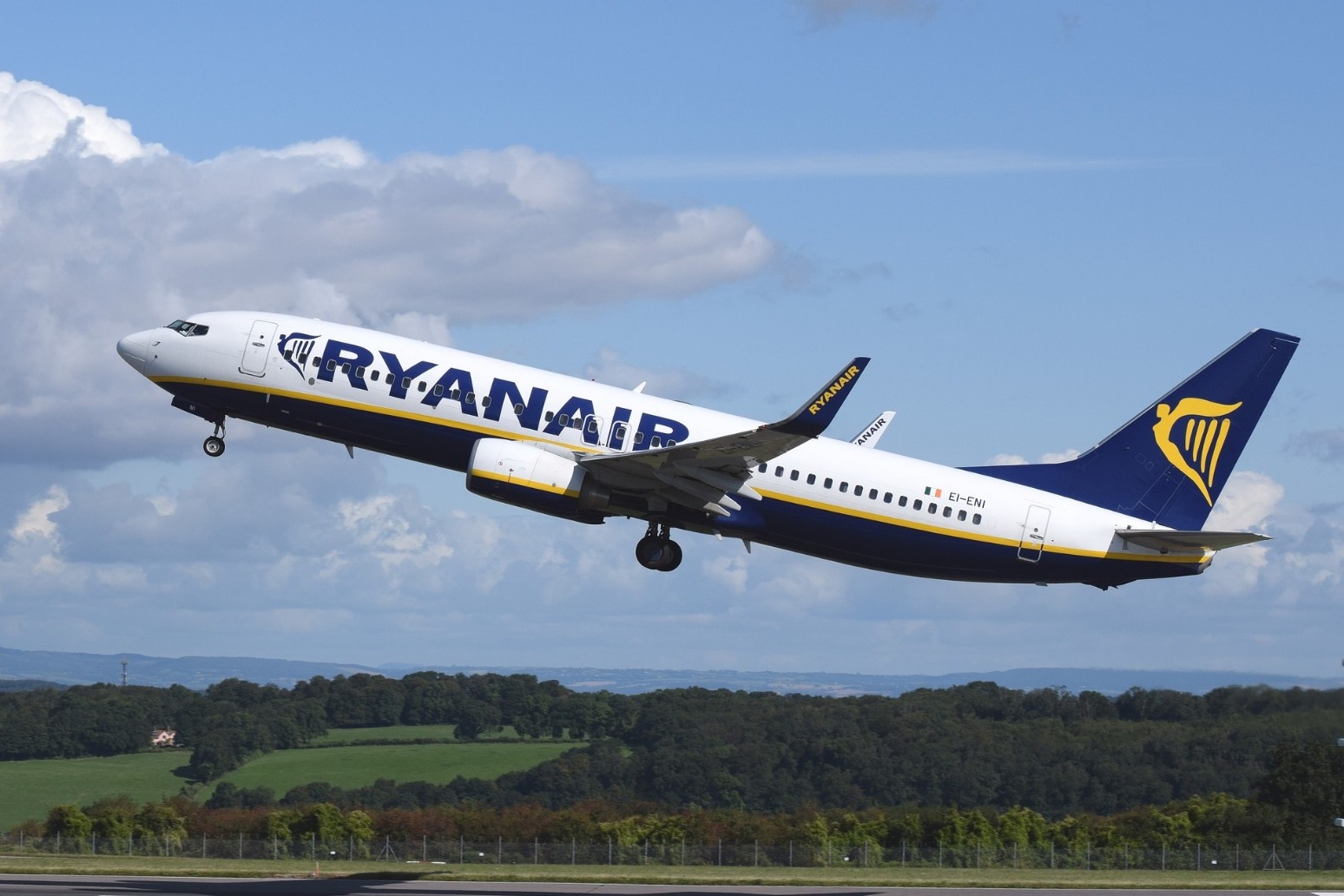 Ryanair tells staff it has 500 pilots more than it needs